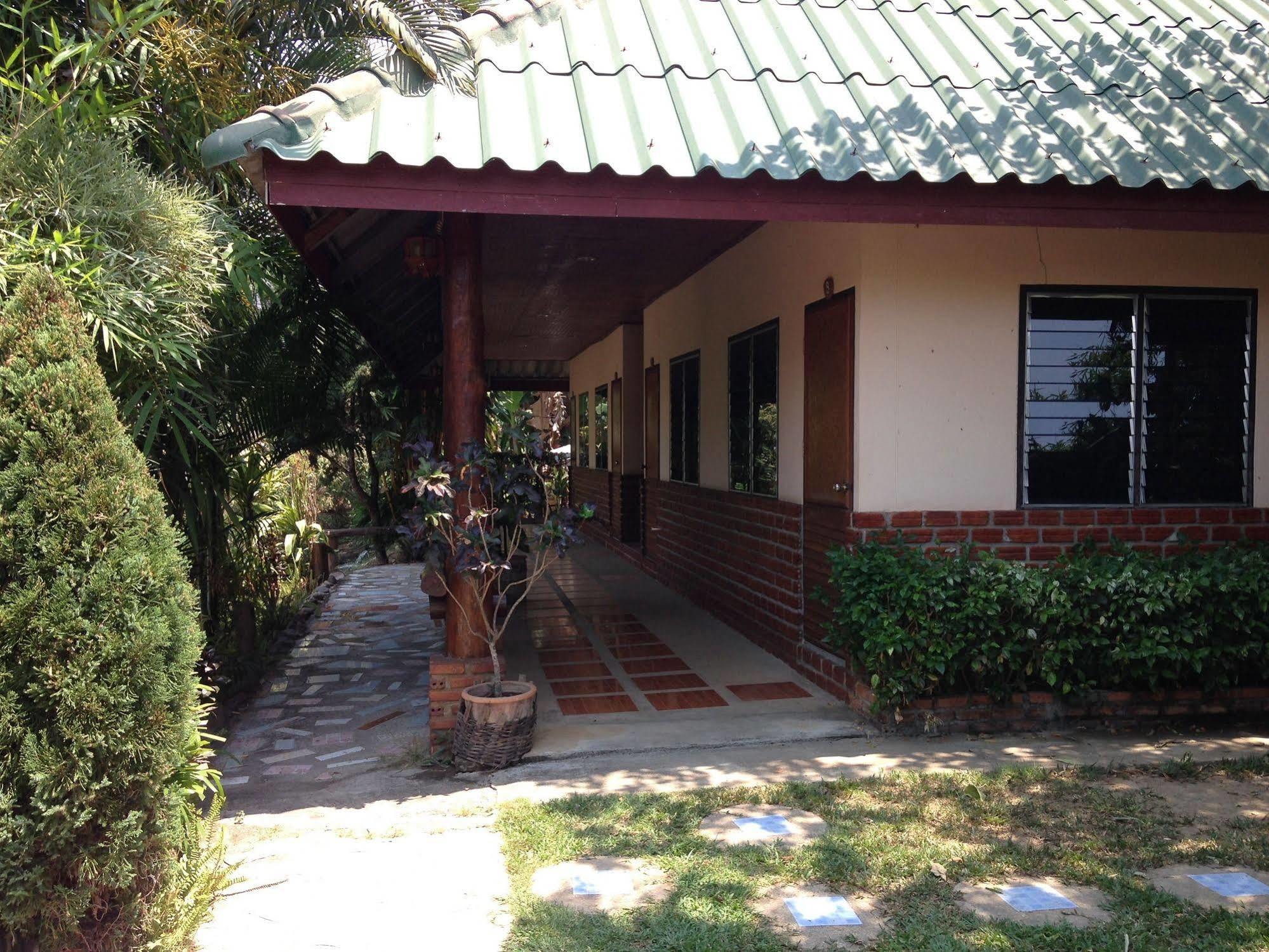 Pitchaporn House Hotel Mae Hong Son Exterior photo